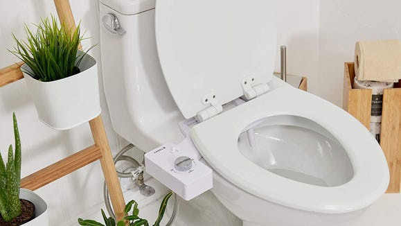 Không chỉ các thương hiệu lớn như Brondell chứng kiến sự gia tăng nhanh chóng trong doanh số, các nhà sản xuất vòi xịt thông mình nhỏ hơn như Hygiene for Health hay Tushy cũng ghi nhận các đơn đặt hàng khổng lồ. Ảnh: USA Today.