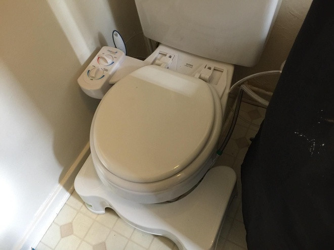 Phát ngôn viên từ phía Brondell cho biết thiết bị vòi xịt của công ty hiện rất đắt hàng trên trang thương mại điện tử Amazon, có hôm doanh thu đạt mức 100.000 USD trên trang bán hàng trực tuyến này. Ảnh: Reuters.