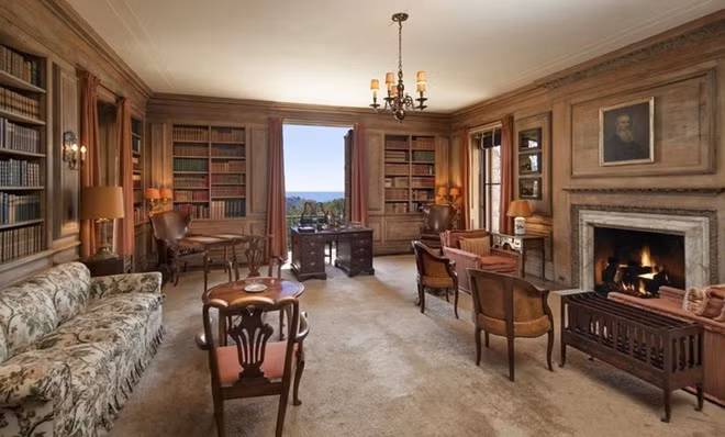 Phòng làm việc trang nhã với những bức tường ốp gỗ đem đến cảm giác ấm cúng. Nhiều không gian sinh hoạt bên trong ngôi nhà cũng được lát gỗ cứng để tăng thêm vẻ sang trọng.