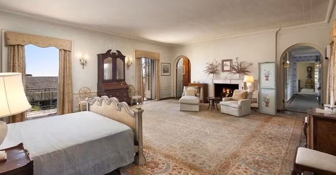 Phòng ngủ chính thanh lịch, tràn ngập ánh sáng tự nhiên, được tích hợp với một phòng tắm, khu vực tiếp khách, và ban công.