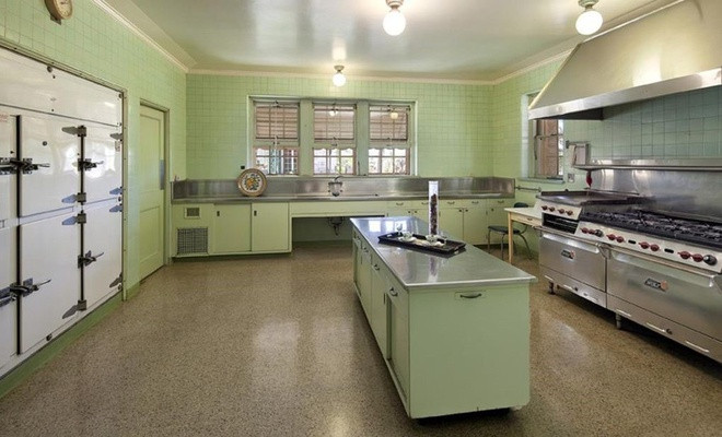 Những căn bếp của căn biệt thự đều rộng rãi, thông thoáng, và được trang bị đầy đủ tiện nghi nấu nướng hiện đại, cao cấp.