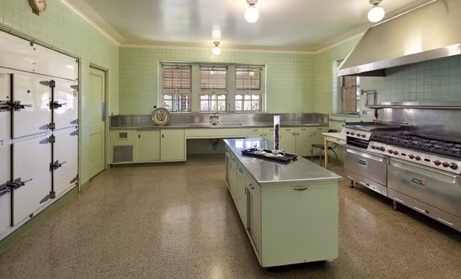 Những căn bếp của căn biệt thự đều rộng rãi, thông thoáng, và được trang bị đầy đủ tiện nghi nấu nướng hiện đại, cao cấp.