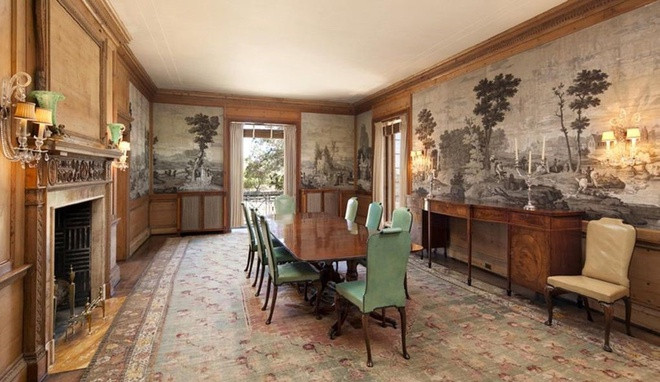 Phòng ăn trang nhã, tinh tế, nổi bật với lò sưởi cỡ lớn cùng những bức tranh tường tinh xảo.