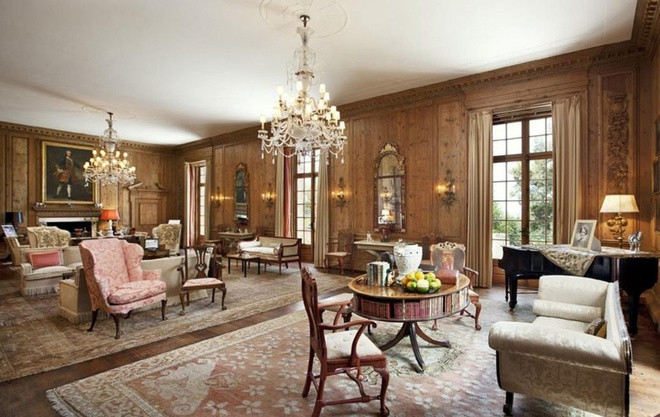 Ngôi nhà được hoàn thiện vào năm 1931. Phòng khách thoáng đãng, rộng rãi, được trang hoàng với hàng loạt nội thất mang sắc thái cổ điển.