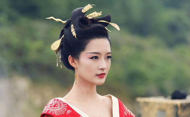 Hoàng hậu bị bắt xuất gia làm ni cô vẫn “cắm sừng” chồng - Hình 2 Hoang hau bi bat xuat gia lam ni co van “cam sung” chong-Hinh-2