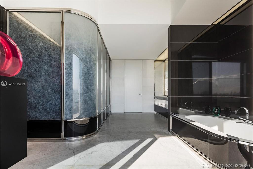 Phòng tắm chính trang nhã, mang những gam màu tối, được trang bị đầy đủ tiện ích cao cấp.