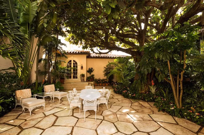 Khu vực ăn uống, nghỉ ngơi nơi sân vườn với bộ bàn ghế cầu kỳ.