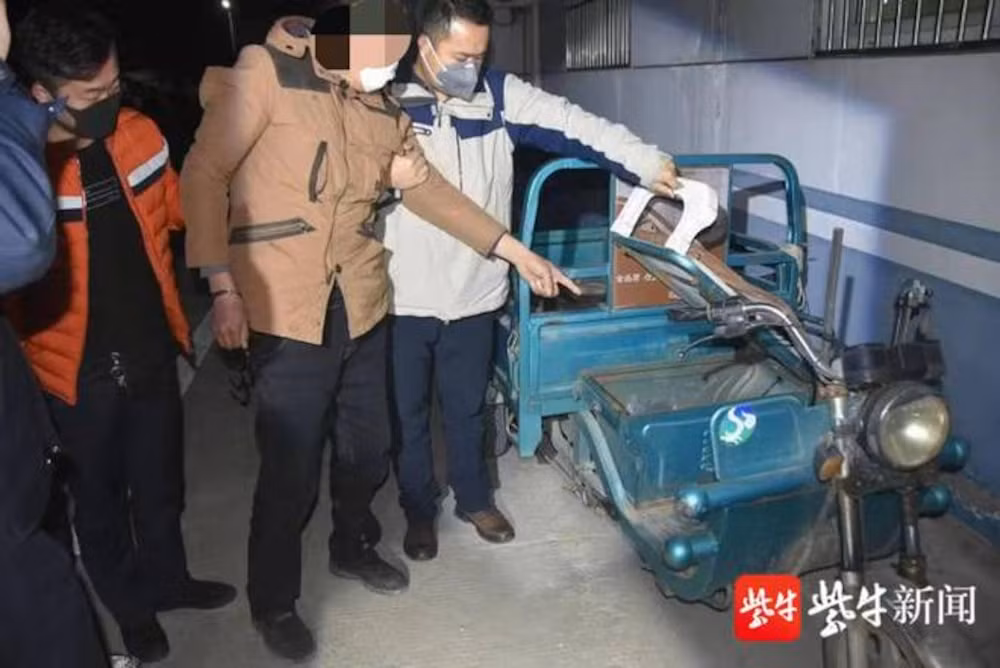 Siet co vo roi dua xac toi don canh sat dau thu