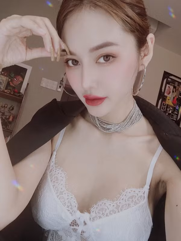 Linh Chi ngay cang xinh dep quyen ru khong kem Ngoc Trinh-Hinh-10