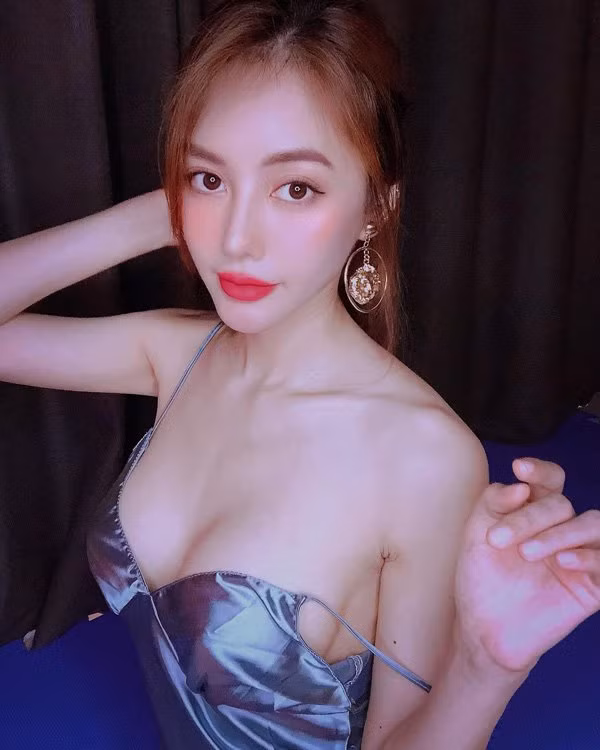 Linh Chi ngay cang xinh dep quyen ru khong kem Ngoc Trinh-Hinh-13