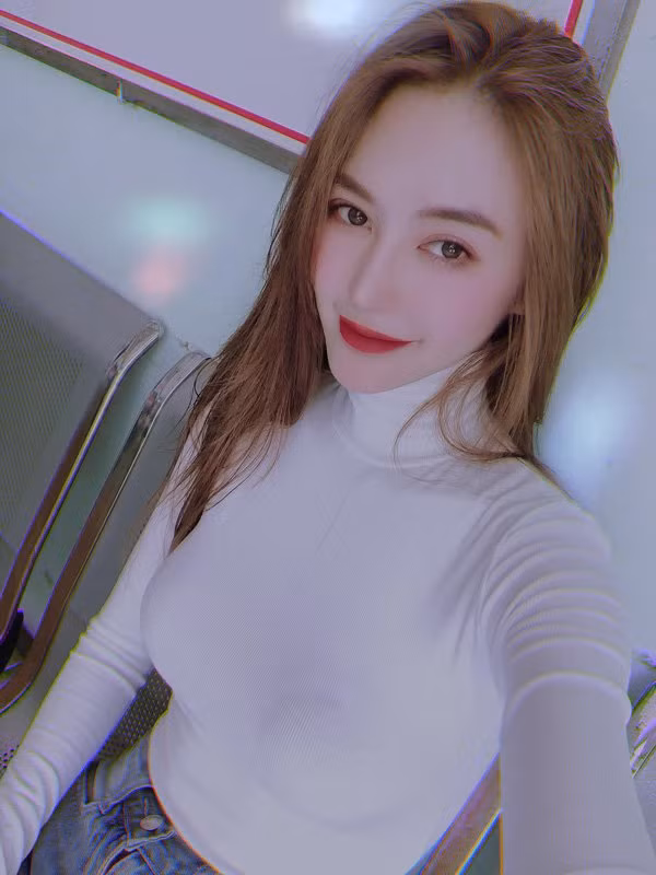 Linh Chi ngay cang xinh dep quyen ru khong kem Ngoc Trinh-Hinh-11