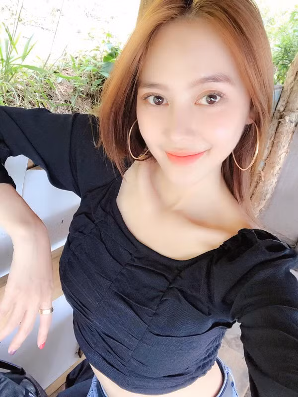 Linh Chi ngay cang xinh dep quyen ru khong kem Ngoc Trinh-Hinh-4