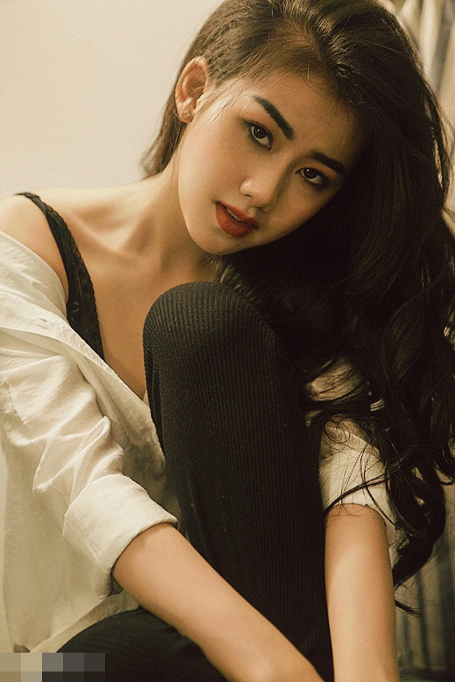 Nhan sắc xinh đẹp của nữ MC thể thao khiến khán giả chú ý.