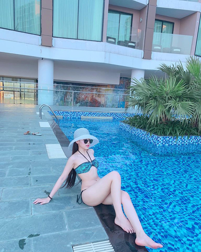 "Nhưng khi bắt đầu công việc, mình lại thấy những hiểu biết của mình về thể thao còn quá nhỏ bé. Vì thế mà ngoài việc học hỏi cách dẫn, mình đang nỗ lực trau dồi kiến thức chuyên môn để làm việc tốt hơn", Ngọc Mai nói.