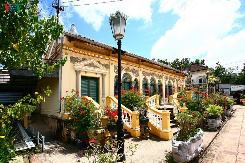 Vào thời điểm xây dựng nhà, ông Dương Chấn Kỷ là một điền chủ giàu có, có học thức và có tri thức thẩm mỹ. Ông tiếp nhận những giá trị mới của phương Tây và kết hợp với yếu tố dân tộc, truyền thống Á Đông trong việc tạo dựng ngôi nhà. Dễ nhận thấy sự giao thoa của hai nền văn hóa Đông – Tây trong kiến trúc. Ở đó, ngôi nhà bên ngoài có hình thức phương Tây nhưng cấu trúc và nội thất lại đậm màu sắc phương Đông.