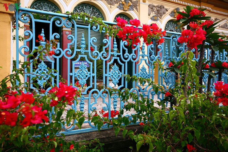 Lan can sảnh được làm bằng gang đúc với những chi tiết hoa lá rất cầu kỳ.