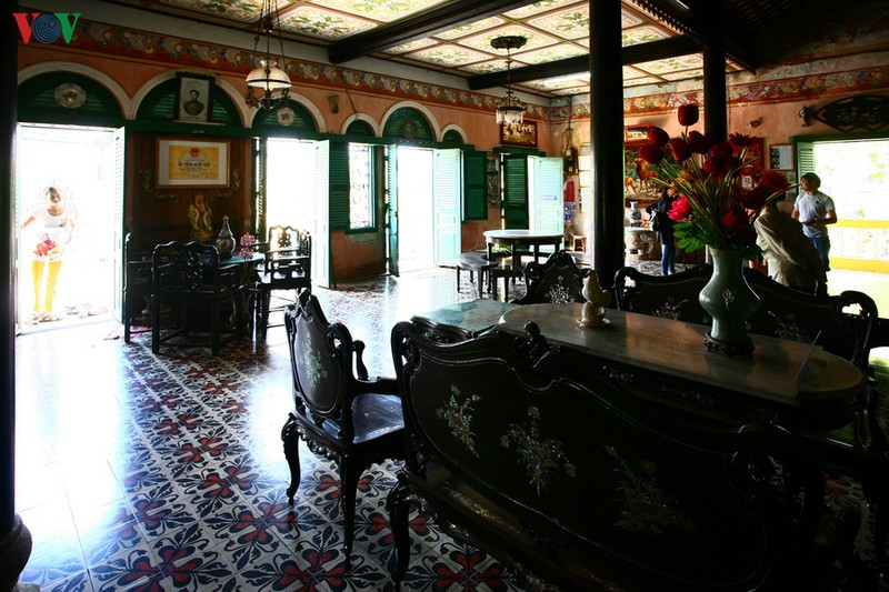 Trong nhà còn lưu giữ được rất nhiều đồ nội thất cổ như hương án, bàn ghế, tủ, sập…; đặc biệt là bộ salon gỗ được chế tác kiểu LOUIS XV hiện để ở gian giữa nhà trước.