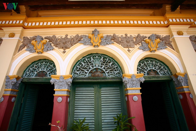 Có thể thấy dấu ấn phương Tây đậm nét trên trang trí mặt đứng công trình. Đó là các đầu cột theo thức Hy – La; các họa tiết trang trí theo chủ đề như hoa lá, chùm nho, con sóc… Hệ cửa được sử dụng cửa chớp là một kiểu kiến trúc phổ biến trong các công trình người Pháp xây ở Việt Nam phù hợp với khí hậu bản địa. 