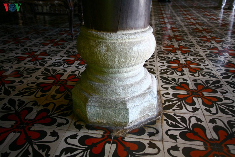 Bộ khung nhà đặt trên 24 cột gỗ căm xe, cà chít, cao từ 4-6m. Chân cột kê lên chân đá tảng cổ bồng. Hệ khung được kết nối bởi hệ vì kèo truyền thống Nam Bộ - đó là kèo xuyên chính hay còn gọi là kèo cánh én, cánh dơi. Nền nhà được lát gạch bông hoa nhập từ Pháp. 