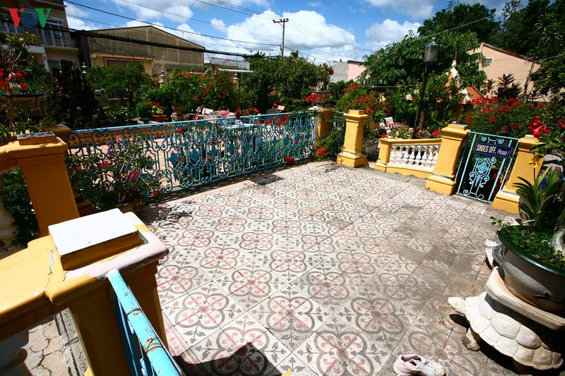 Từ sân, có 4 cầu thang lên nhà trước có thềm cao 1m. Hai cầu thang ở hai gian phía ngoài. Hai cầu thang hình vòn cung hai bên đi lên một sảnh rộng lớn ở gian giữa.