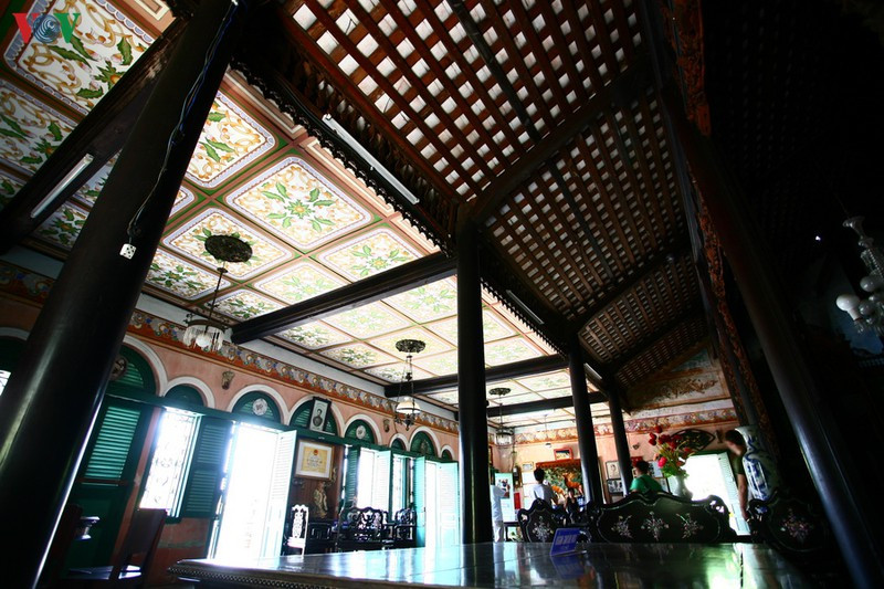 Mái lợp có 3 lớp ngói: 2 lớp dưới hình lòng máng, lớp trên cùng là ngói ống. Lớp ngói dưới cùng được nhúng vôi màu trắng để có cảm giác sáng sủa, thoáng đãng trong không gian nội thất. Nhờ 3 lớp ngói mà ngôi nhà luôn mát mẻ trong điều kiện khí hậu nhiệt đới ở Nam Bộ.