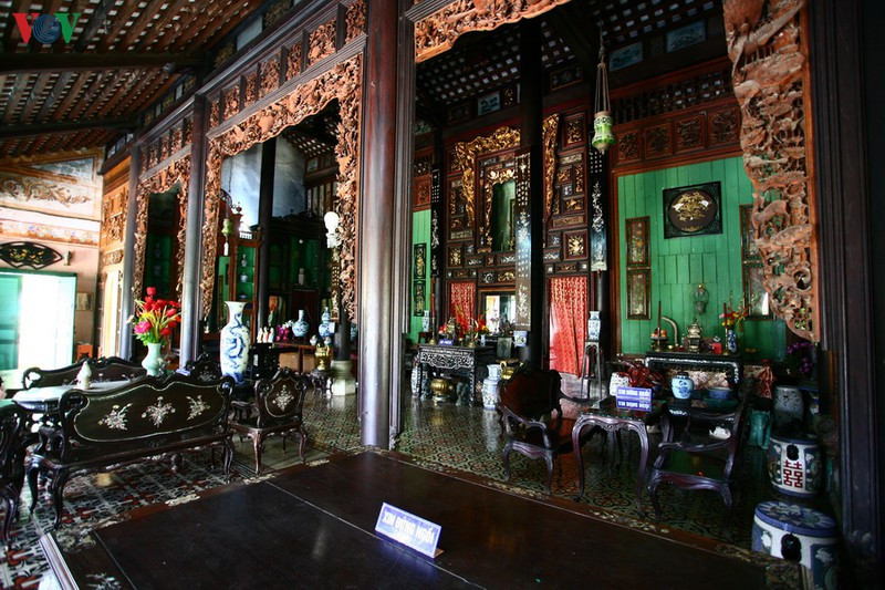Nhà giữa gồm 5 gian. 3 gian giữa là nơi thờ tự, với cách bài trí thuần Việt với bàn hương án, khánh thờ, liễn đối… đều bằng gỗ quý khảm xà cừ. Hai gian phía ngoài là nơi sinh hoạt chung của gia đình. Ngăn cách giữa nhà trước với nhà giữa là hàng cột với những bao lam và liên ba được chạm trổ công phu với những hình ảnh gần gũi, quen thuộc của Việt Nam và Nam Bộ như: mai, lan, cúc, trúc, sen, điểu, tùng lộc, chim, công, dơi, thỏ, tôm, cua, khổ qua, nho… Các ô hộc có nhiều hình dạng như vuông, chữ nhật, lục giác cũng được chạm khảm tỉ mỉ, sắc sảo, có tính thẩm mỹ cao.