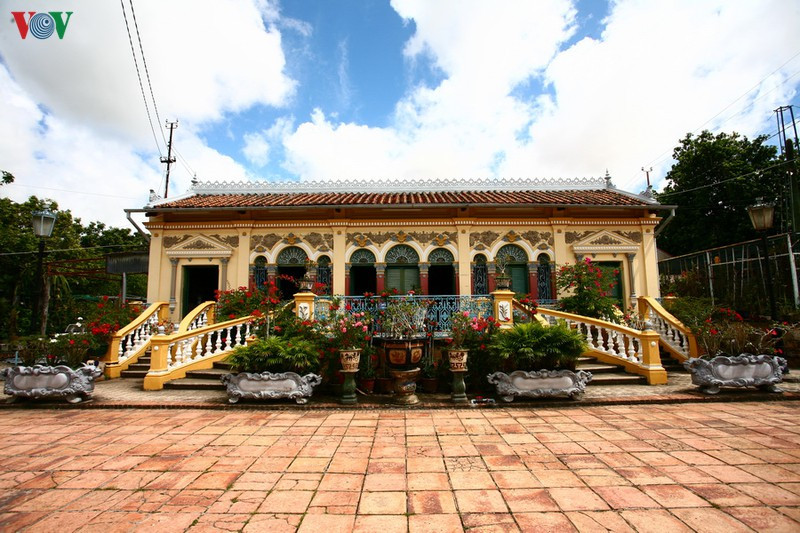 Ngôi nhà có bố cục đăng đối. Theo bề ngang, nhà có 5 gian – rộng 22m, theo chiều sâu nhà có 3 lớp: nhà trước, nhà giữa và nhà sau với chiều sâu là 16m. Tường bao bên ngoài xây gạch, hệ kết cấu làm bằng khung gỗ, mái lợp ngói. Ngôi nhà nằm giữa vườn mở cửa ra bốn hướng, xung quanh là vườn hoa cây trái. Hậu duệ đời thứ 5 của ngôi nhà là ông Dương Văn Ngôn có thú chơi hoa cảnh – nhất là hoa lan nên ngôi nhà còn có tên gọi là “Vườn lan Bình Thủy”.