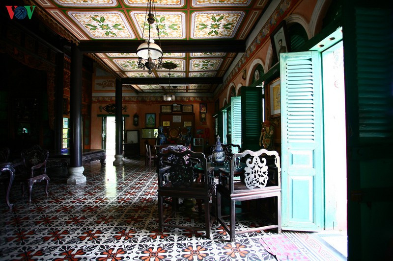 Nhà trước gồm 5 gian là nơi tiếp khách trong những nghi lễ quan trọng, được trang trí theo phong cách Tây Âu. Ngoài các ô cửa kiểu Pháp với vòm cuốn thì trần nhà được làm phẳng bởi lớp trần giả.