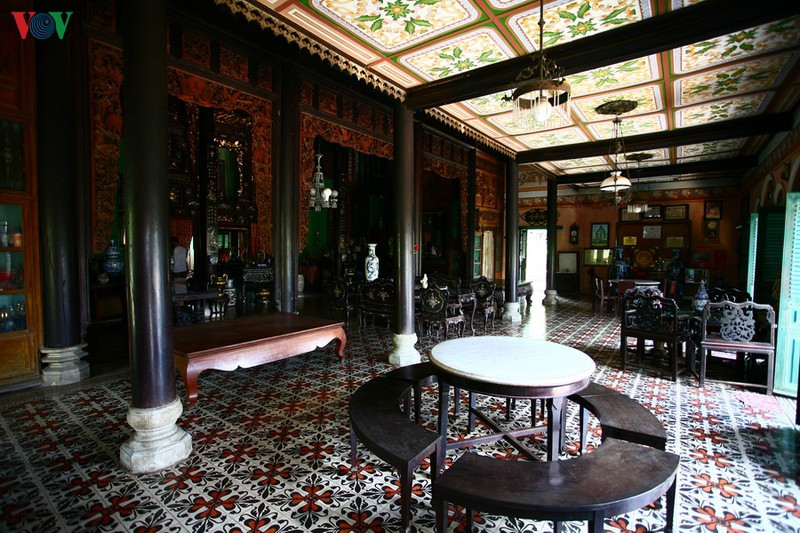 Nhà trước là nhà giữa ngăn cách ước lệ, tạo sự kết nối liên thông, mở ra không gian rộng lớn. Những chi tiết, trang trí kiến trúc – nội thất phương Tây và phương Đông kết hợp hai hòa trong tổng thể. Nhà sau cơ bản giống nhà trước, là nơi tiếp khách nữ và sinh hoạt riêng của gia đình.