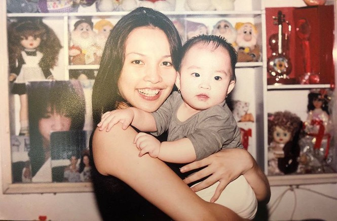 Hien Thuc chia se anh tuoi doi muoi ben con gai nho 1 thang tuoi