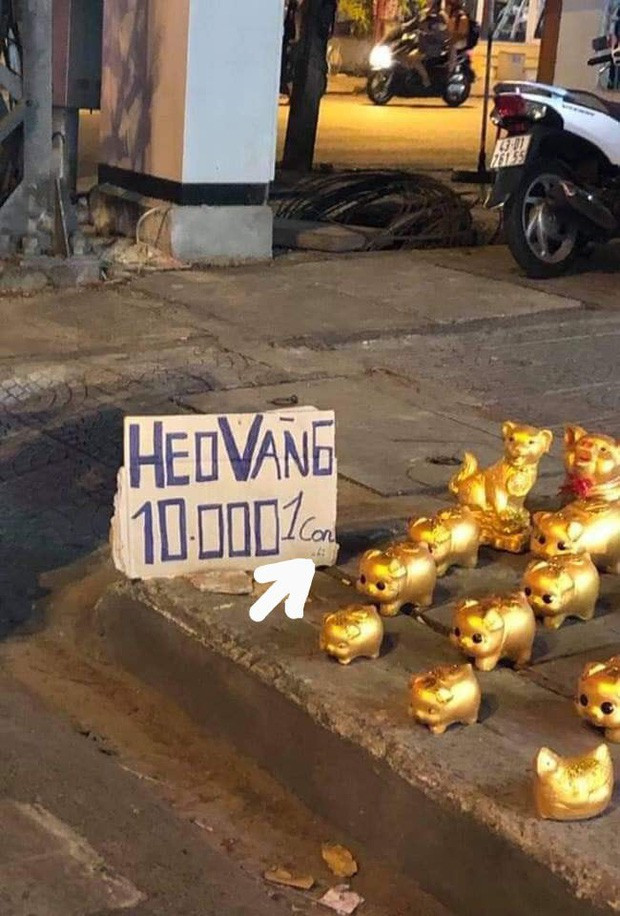 huyến cáo người mua nên đeo kính lúp để soi rõ thấy chữ "nhỏ" bé tẹo trong tấm biển quảng cáo to. Chắc chắn là 10k/con nhỏ nhé cả nhà.