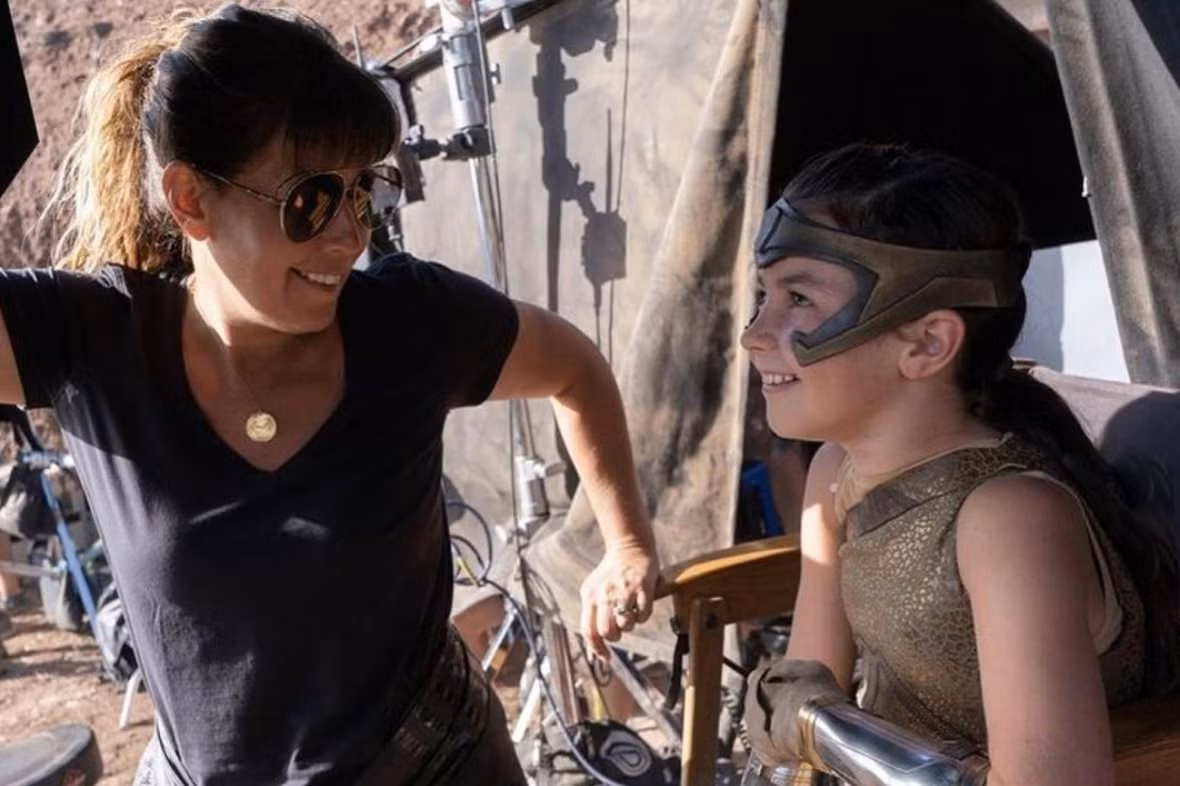 Hồi 2019, trên Twitter, đạo diễn Patty Jenkins viết: “Nữ anh hùng nhỏ tuổi Lilly đã quay trở lại với hình ảnh vô cùng mới mẻ. Thật kỳ diệu. Chúng tôi yêu, và vô cùng tự hào về cháu. Cháu khiến người hâm mộ Wonder Woman hãnh diện khi thủ vai nàng trên màn ảnh rộng".