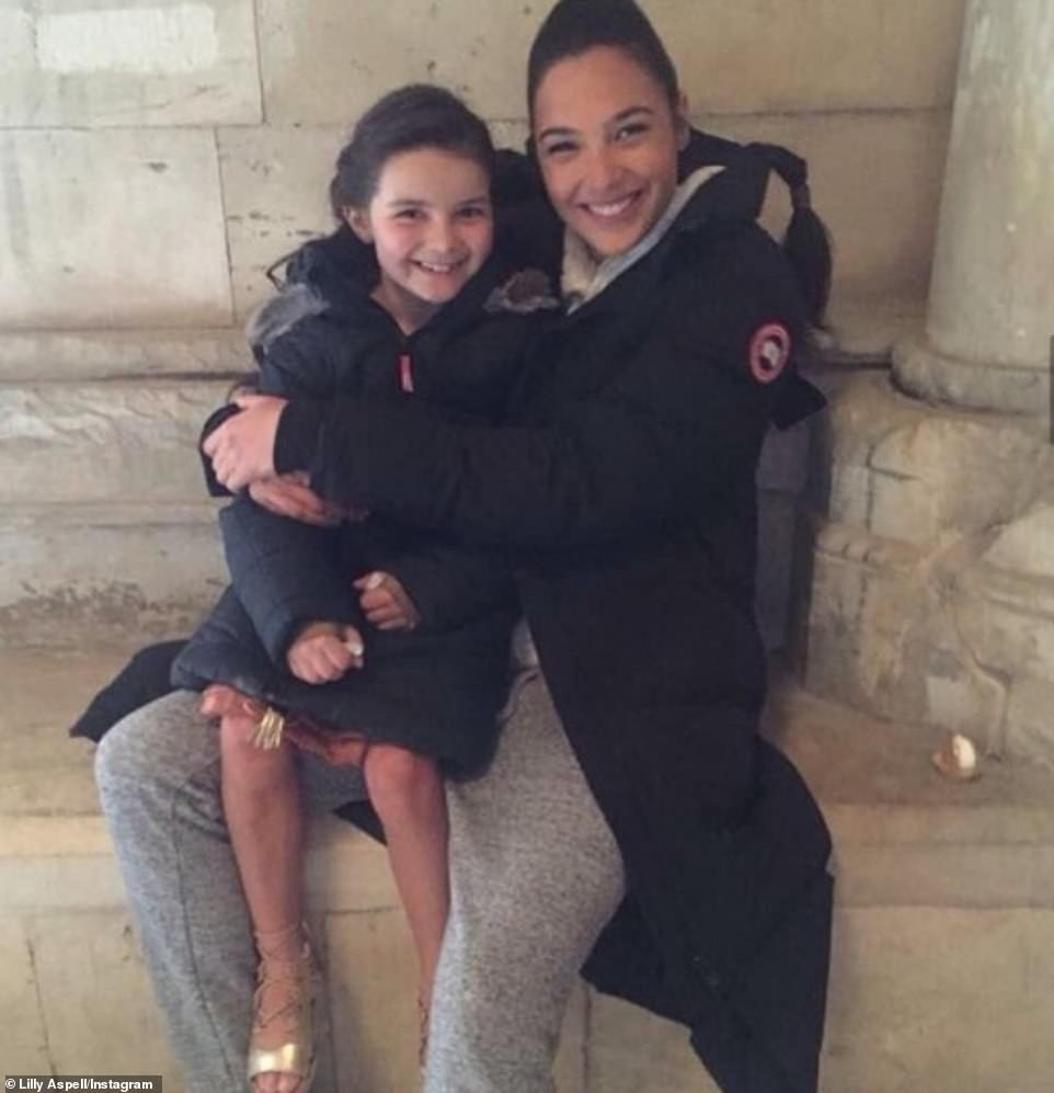 Gal Gadot đã có lời khen ngợi bạn diễn nhỏ tuổi khi làm khách mời trong The Graham Norton Show: “Cô bé mới 13 nhưng đã làm việc rất chăm chỉ. Quả là một tài năng thực sự. Người điều phối diễn viên đóng thế từng nói bé có thể tự thực hiện các cảnh quay, bởi họ không tìm được diễn viên đóng thế cho em. Mọi thứ các bạn thấy trên phim đều do bé tự thực hiện, điều này quá tuyệt vời”.