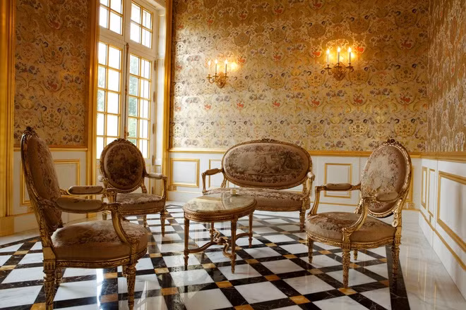 Hệ thống cửa và đồ đạc trong nhà đều được mạ vàng với những bích họa phức tạp.