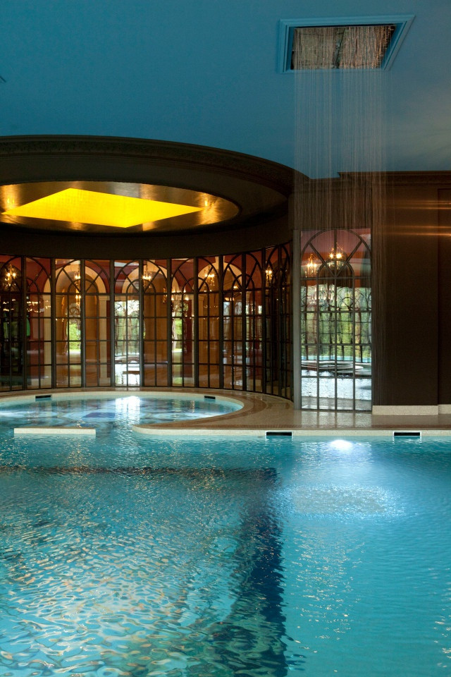 Ngoài ra, tại đây còn có 2 phòng nhảy, sân chơi bóng, rạp chiếu phim và bể bơi.