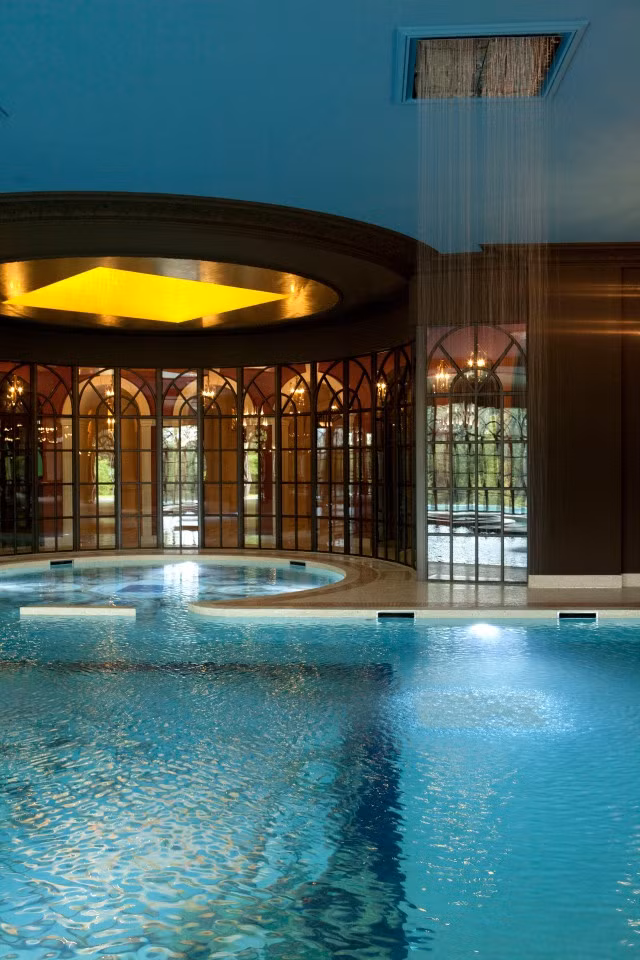 Ngoài ra, tại đây còn có 2 phòng nhảy, sân chơi bóng, rạp chiếu phim và bể bơi.