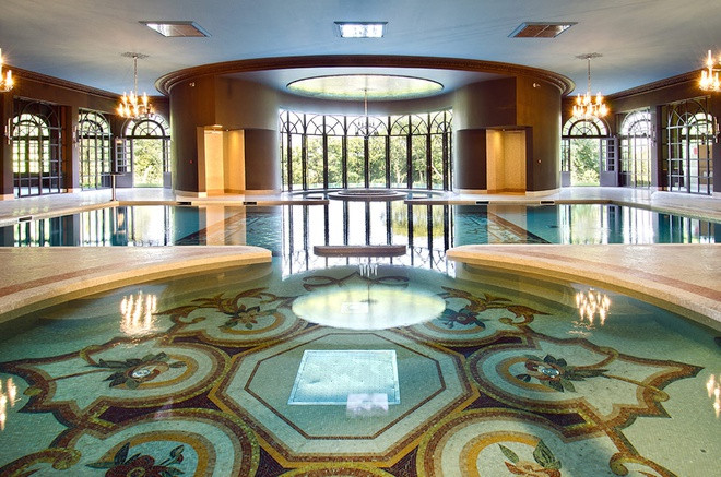 Sảnh lớn của tòa lâu đài với không gian rộng rãi và tràn ngập ánh sáng.