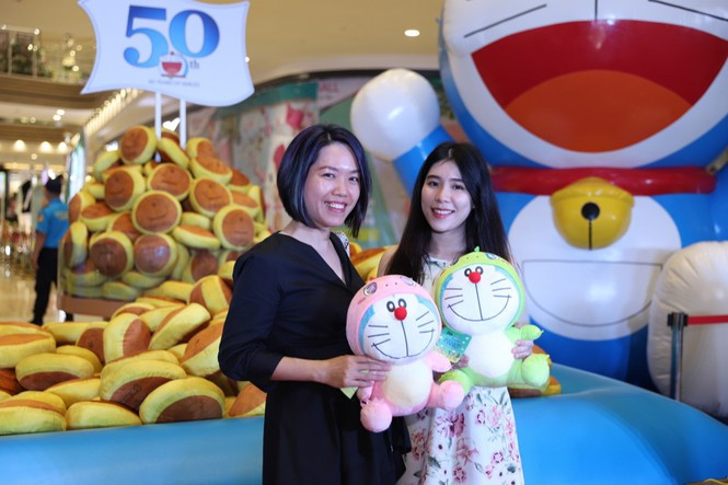 Niềm vui của người yêu mến Doraemon còn được gia tăng khi tự mình đùa nghịch trong hồ bánh rán Dorayaki, cùng tham gia trò chơi bắt bánh rán để nhận quà lưu niệm đặc biệt từ đại diện Doraemon. Đây cũng là dịp để khán giả hâm mộ tận mắt chứng kiến nhiều sản phẩm hợp tác với hình ảnh Doraemon như bộ sưu tập khăn được thiết kế đặc biệt, bộ chén ăn an toàn cho trẻ em, thiết bị học tập tạo cảm hứng... Đương nhiên, không thể thiếu những món đồ như giày, quần áo, phụ kiện được ra mắt dành riêng cho tiệc sinh nhật tuổi 50 của Doraemon.