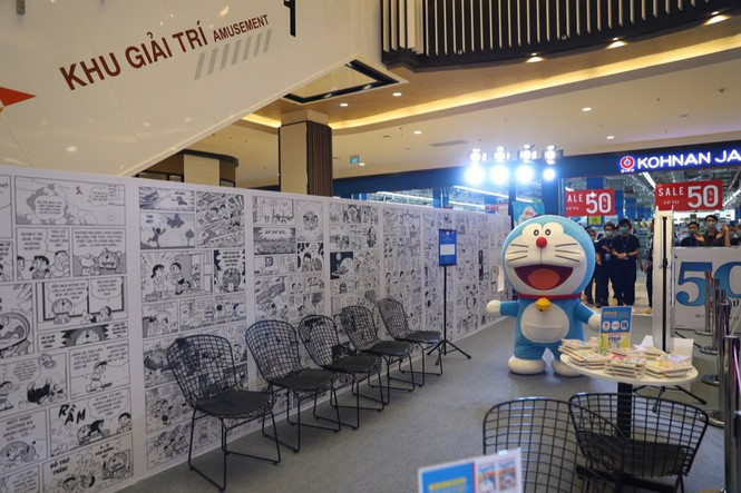 ##s###Một góc của không gian sự kiện mừng sinh nhật lần thứ 50 của nhân vật Doraemon Đến với chuỗi sự kiện này, người hâm mộ Doraemon sẽ được đắm chìm trong thế giới của Doraemon với những hoạt động đầy cảm xúc. Bạn sẽ bị thu hút bởi mô hình Doraemon khổng lồ từ Nhật Bản, hoặc có thể tranh thủ “hoá thân” thành cậu bạn bốn mắt Nobita tại “bức tường ký ức”. Tại sự kiện, công chúng cũng được nhìn lại những khoảnh khắc “để đời” đã gắn liền với thời thơ ấu với hàng triệu người hâm mộ. Nhiều độc giả đã rất phấn khích khi tìm thấy bộ sưu tập truyện tranh Doraemon cực “đồ sộ” trong góc đọc truyện miễn phí. Bạn Ngọc Yến (Quận Bình Tân, TP.HCM), một fan ruột của bộ truyện Doraemon cho biết: “Thật hạnh phúc khi tìm lại những tập sách xưa - những ký ức mà mình tưởng như đã bị đánh mất từ lâu”. 