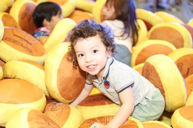 ##s###Trẻ em thích thú chơi đùa trong hồ bánh rán Dorayaki Ngoài ra, Doraemon sẽ chính thức trở lại màn ảnh rộng cùng phim Doraemon: Nobita và những bạn khủng long vào ngày 18/12/2020 sau chuỗi ngày hoãn chiếu. Với sự kết hợp giữa truyện và phim, các fan sẽ được hòa mình vào câu chuyện, cùng nhau trở về kỷ Phấn Trắng, nơi Doraemon, Nobita và nhóm bạn sẽ trải qua nhiều khoảnh khắc gây cấn để giúp đỡ 2 chú khủng long sinh đôi tìm lại nguồn gốc. Điều đặc biệt được bật mí chính là bộ phim Stand By Me 2 cũng sẽ được công chiếu tại Việt Nam vào mùa Xuân 2021.