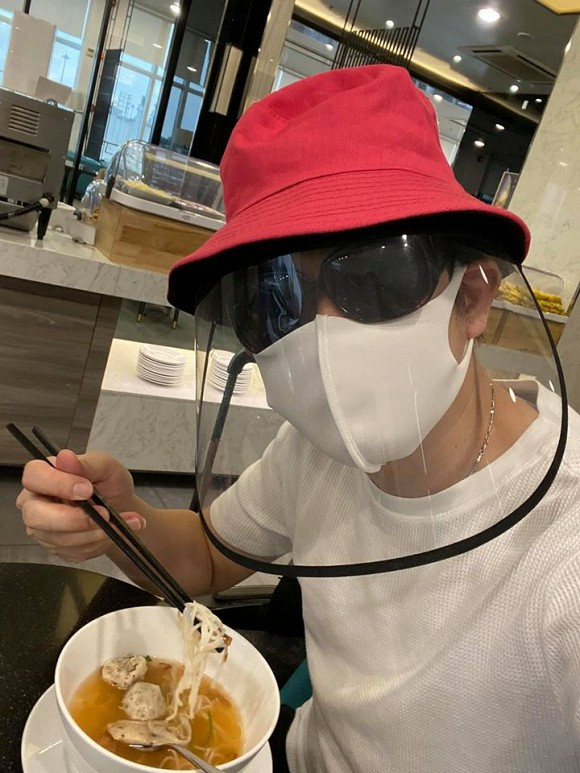 Hoa hau Khanh Van, ca si Nguyen Vu che chan can than giua mua dich-Hinh-4