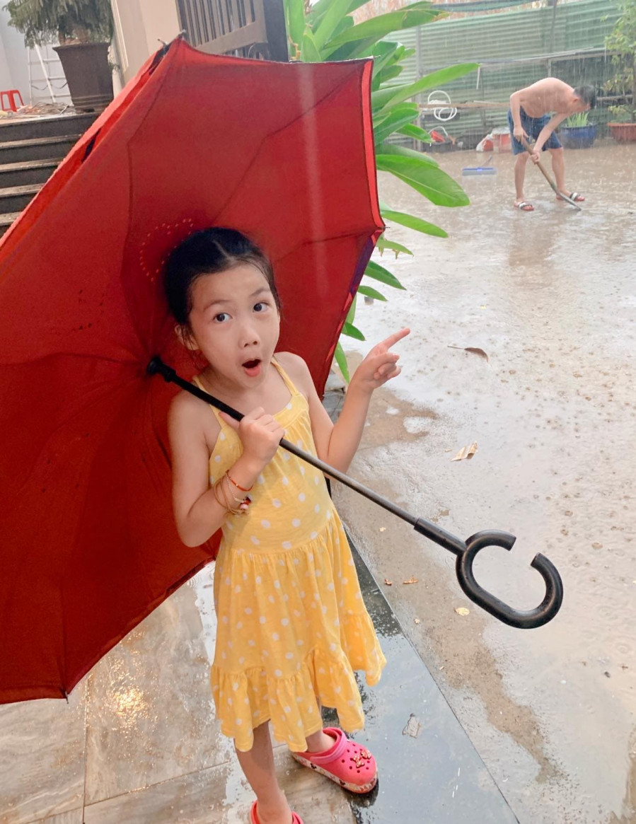 Chồng Ốc Thanh Vân dọn sân giữa trời mưa để làm lành với vợ - Hình 2 Chong Oc Thanh Van don san giua troi mua de lam lanh voi vo-Hinh-2