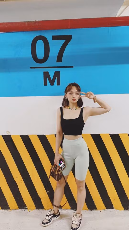 Miu Le gay tranh cai khi gac chan len ghe quan an de chup anh-Hinh-4