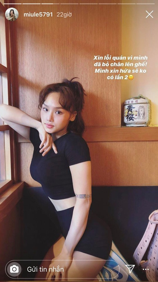 Miu Le gay tranh cai khi gac chan len ghe quan an de chup anh
