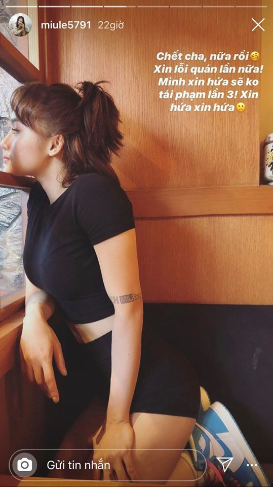 Miu Le gay tranh cai khi gac chan len ghe quan an de chup anh-Hinh-2
