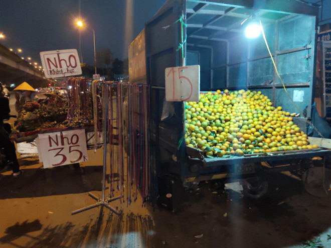 Trai cay Viet gia re chua tung co tran lan khap via he-Hinh-3