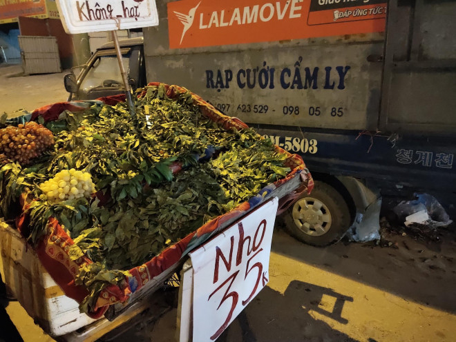 Trai cay Viet gia re chua tung co tran lan khap via he