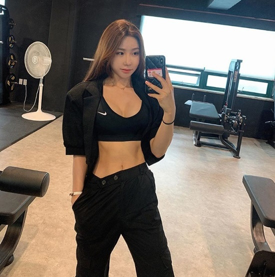 ##sc### Trang cá nhân của Nana có gần 300.000 lượt theo dõi. Tại đây, cô thường xuyên chia sẻ với người hâm mộ những khoảnh khắc tập luyện, đi chơi với bạn bè và cả những tấm hình nóng bỏng.