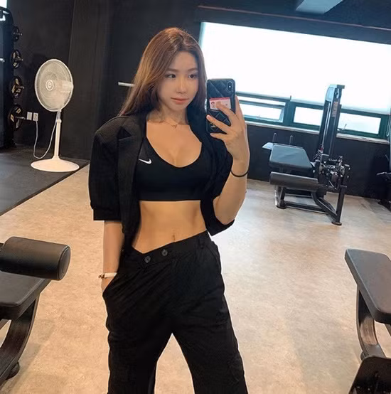  Trang cá nhân của Nana có gần 300.000 lượt theo dõi. Tại đây, cô thường xuyên chia sẻ với người hâm mộ những khoảnh khắc tập luyện, đi chơi với bạn bè và cả những tấm hình nóng bỏng.