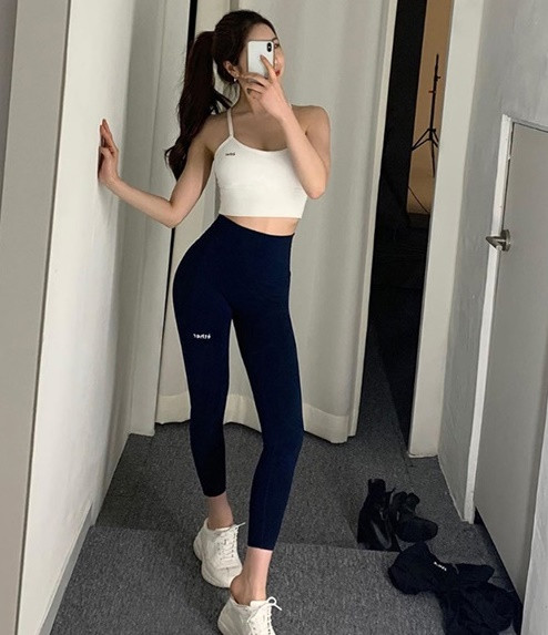 ##sc### Thân hình không chút mỡ thừa của Nana. 